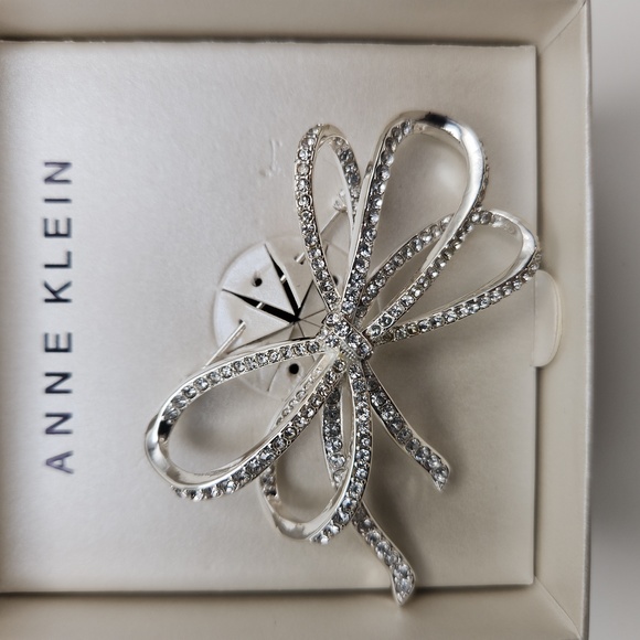 ♡Anne Klein Pave Bow Brooch Accented with Crystals - Picture 3 of 8